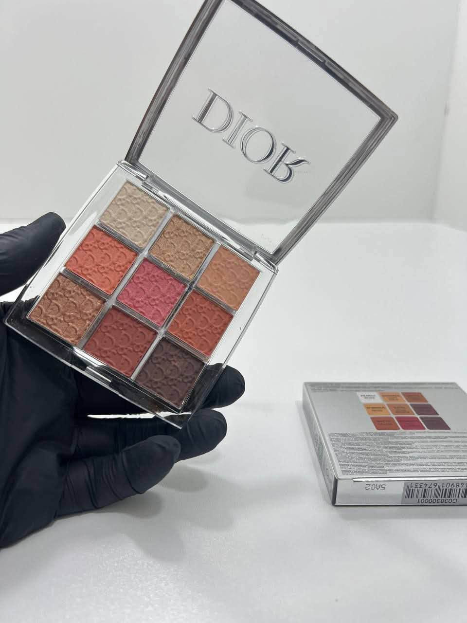 💎 باليت ديور – Dior Backstage ✨❤️‍🔥
ماستر كوالتي 💎🩶
تجمع بين الفخامة والرقي بألوانها الساحرة والراقية 🌹✨
لوحة ظلال عيون مصممة على إيد المصمم العالمي بيتر فيليبس – المدير الإبداعي لمكياج Dior.
✨ المميزات:
تحتوي على 9 ظلال عيون ثابتة تدوم طويلاً.
تشكيلة متنوعة: مطفي، لامع، ميتاليك.
متوفرة بتناغمات لونية مختلفة حول لون مركزي.
سهلة الدمج – تنطي إطلالات طبيعية وجريئة حسب ذوقچ.
مناسبة للاستعمال بالفرش أو الأصابع.


**إذا كنت صاحب هذا الإعلان وتريد حذفه لأي سبب، رجاءا أرسل رسالة إلى الدعم الفني**