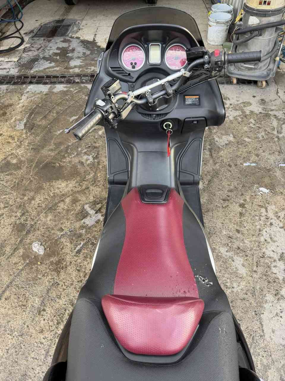 السلام عليكم  تيماكس.2008 اصل 
الدراجه مابيها ولا شخط والمكينه مكفوله 
الدشبول احمر 
ستيرن رياضي 
تايرات اصليه 
الدراجه ماشيه 
18000
***********
