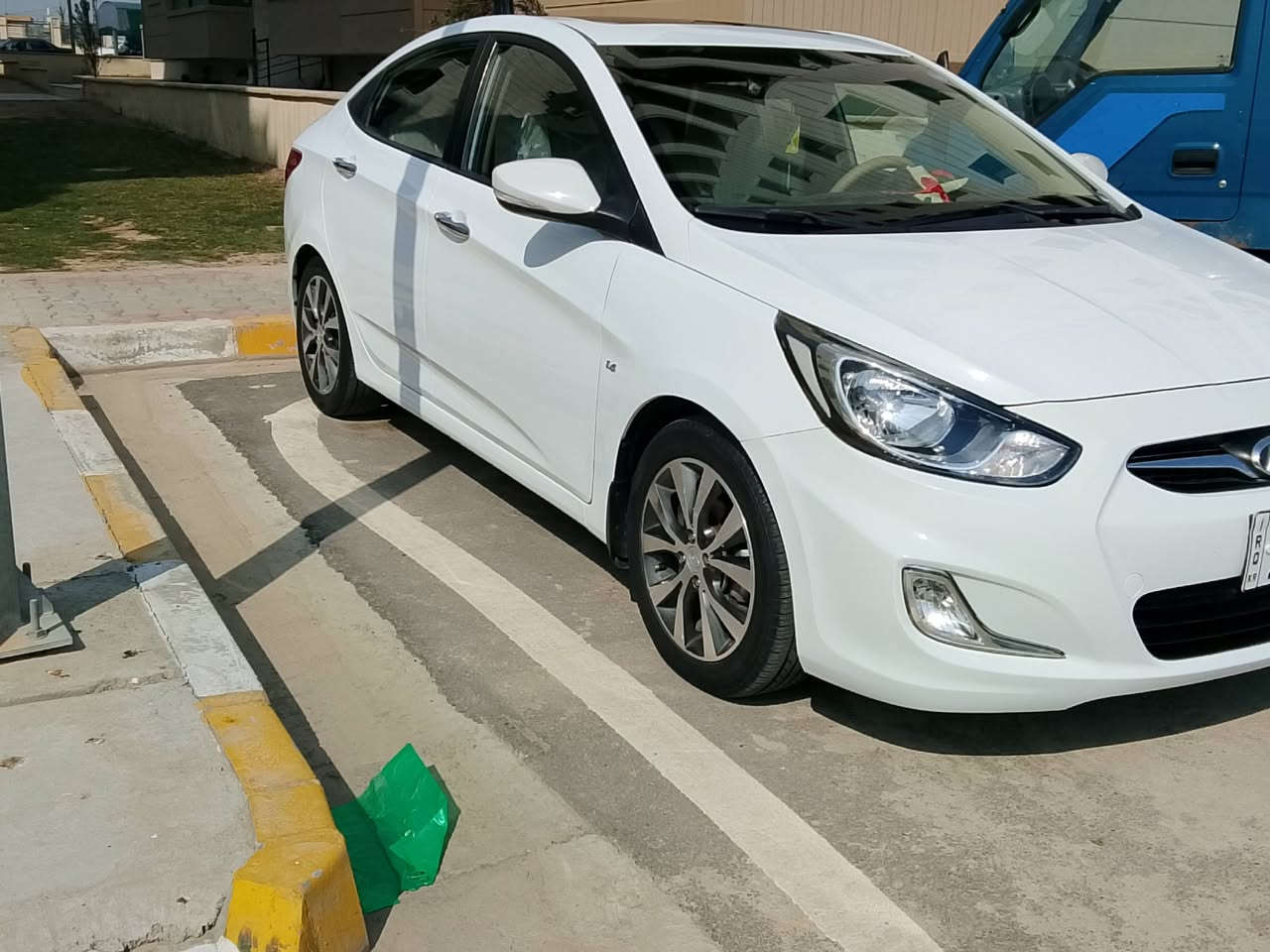 السلام عليكم
#اكسنت مضلع موديل ١٢
مواصفات 
٤دسك 
٥ويلكب 
٥تكوات
سلايت 
تحكمات ستيرن 
شاشه +كاميرا 
رقم جديد وهزه جديده 
محرك شرط +كير شرط 
كل الكهربائيه جاهزه وعليها للسياره ادامه كامله 
طخمها جديد 
تدفئه تبريد كمبريسر جديد 
ملاحظه السياره بيها بارد  وبيها كارت مكانين 
للتواصل والاستفسار 
***********
شرط التحويل !!
