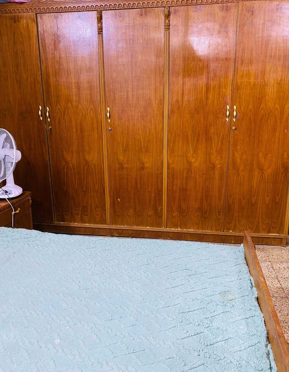 غرفه نوم ٥ بيبان لون صاج نضافه ٨٠% سعر ٦٥٠ وبيه مجال مكان واسط الزهراء ***********
