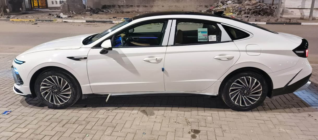 هونداي سوناتا هايبرد خليجي *2025* 
زيرو زيرو زيرو بالضمان وكالة هونداي العامة بانوراما فول مواصفات للاخير 1/1 شاشة متصلة جميع مواصفات الفول داخل جملي مميز رقم بغداد مرقمة وكاملة لوحات وسنوية مطلوبة الى المصرف الصناعي نظام مقترض و كفيل نفس البيت  بغداد.

السعر:خاص وتدلل
مكان السيارة البصرة.
للاسفسار: *********** البصرة, العراق
