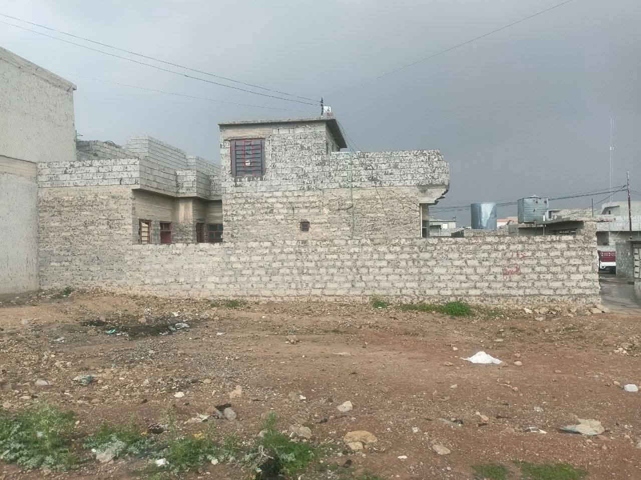 دار  للبيع #السعرمناسب
(الموصل حي العبور الأولى قرب جامع النجماوي)
المدخل اللاول
المساحة 200متر واجهة البيت 12ونص عمق 18الا ربع طابق واحد +دكان 4امتار مربع+غرفتين نوم  + استقبال وهول ومطبخ ومشتملات بيتونه كبيره اتجاه جنوب سند 25 وبيه كرت بلدية 
خدمات كاملة ماء كهرباء تبليط شارع 10 متر
للاستفسار الاتصال بالارقام التالية 
(***********)
(***********)
