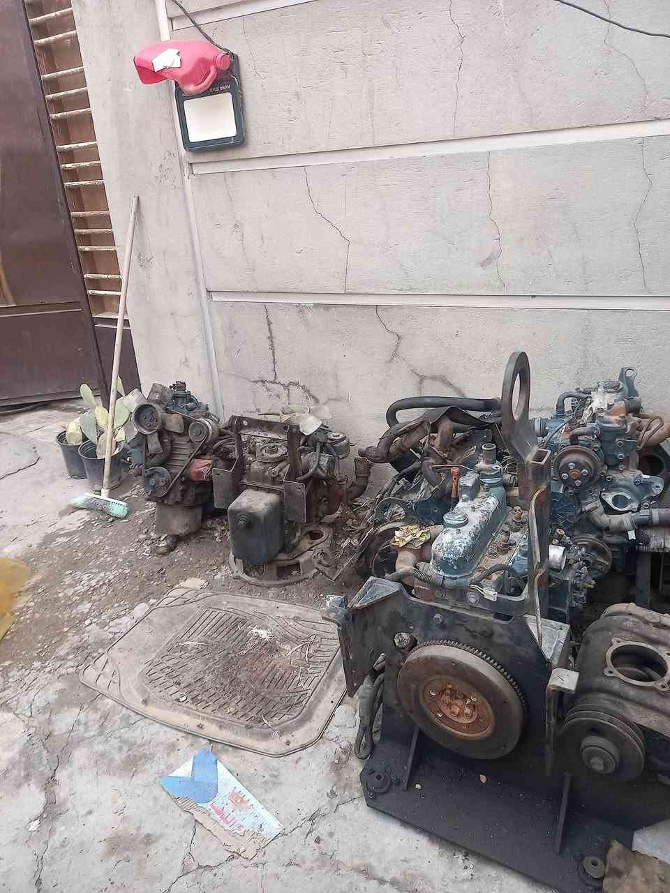 مرحبااشتريت محركات للسيارات ..اجتي وياها هاي المحركات كابوتة ٤ بستم و٣ بستم و٢ بستم محركات كاملة مع تفرعاتها ابيعها شلع كلهن ١٦ محرك للاستفسار 
***********
