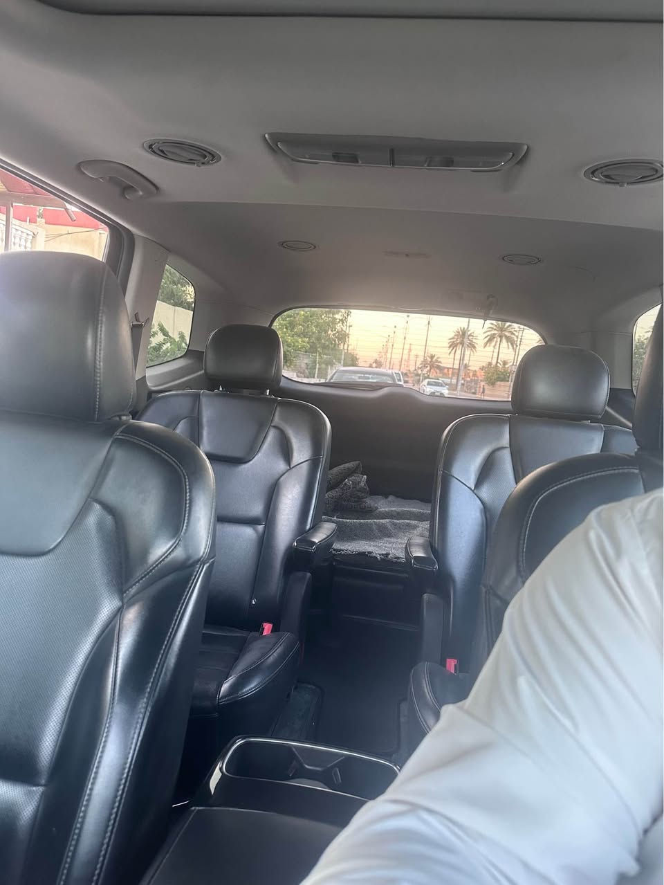 للبيع: كيا تيلورايد 2022 (Kia Telluride S) 

​الموديل: 2022

​المحرك: 6 سلندر (V6) بسعة 3.8 لتر.

​ناقل الحركة: أوتوماتيك 8 سرعات.

​التصميم الخارجي: شباك أمامي رياضي، جنوط ألمنيوم مقاس 20 بوصة مميزة لفئة S، وقضبان سقف (Roof Rails).

​المقصورة الداخلية: تتسع لـ 7 ركاب براحة تامة مع مقاعد حاضنة (Captain's Chairs) في الصف الثاني.

​التكنولوجيا والترفيه: شاشة عرض كبيرة تدعم Apple CarPlay و Android Auto، مع شحن لاسلكي للهواتف.

​أنظمة القيادة: وضعيات قيادة متعددة وتشمل الوضع الذكي (Smart Mode) لراحة القيادة، ونظام التوقف المؤقت (Auto Hold).

​الأمان والسلامة: مجهزة بأحدث تقنيات السلامة (رادار أمامي، تنبيه الخروج عن المسار، مراقبة النقاط العمياء، وحساسات خلفية).

​السيارة بحالة ممتازة جداً (وارد أمريكي).
الحادث طرف البنيد وجاملغ وبارد في البابين بدون دواخل 
​تكييف مركزي ممتاز لجميع الصفوف.

​صيانة دورية منتظمة وجاهزة للاستخدام الفوري دون أي مصاريف إضافية.

​📞 للتواصل والاستفسار: 
‭***********‬

​مكان التواجد: [بلد ]

​السعر المطلوب: [245] (قابل للتفاوض ) بلاد, صلاح الدين

