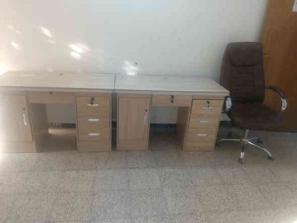 السلام عليكم يتوفر لدينا للبيع للبيع اغراض مستعمله اخو جديد ميز مكتب عدد 2 كراسي وطبلات زائد بردات وسبالت العنوان بغداد حي الجهاد السعر خاص الاستفسار***********
