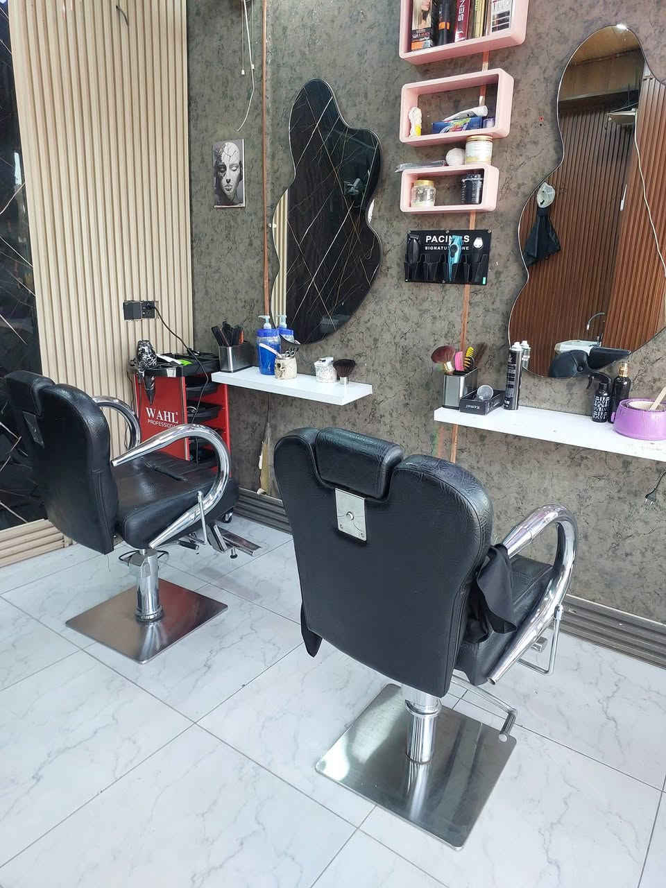 كراسي حلاقه للبيع ٢مستخدم شهرين واحد قديم ٣امرايه غيوم اتصال فقط ***********
