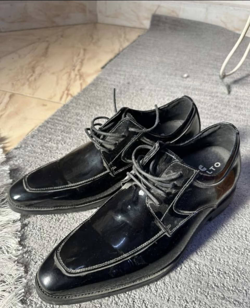 حذاء شركة كالتو العالمية
مناسب للاحتفالات الرسمية ومناسب جدا مع البدلة الرسمية او التوكسيدو
ذو كعب عالي بشكل مخفي ببطانة الحذاء لزيادة الطول حذاء نظيف جدا غير ملبوس ولا مره بسبب ان القياس غير مناسب
تم شراءه ب ورقتين واريد بيعه ب 70 الفا


**إذا كنت صاحب هذا الإعلان وتريد حذفه لأي سبب، رجاءا أرسل رسالة إلى الدعم الفني**