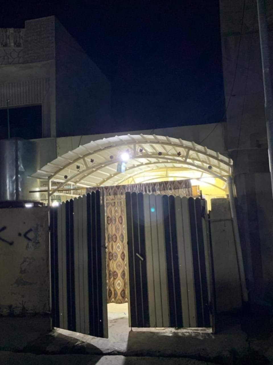 مشتمل للايجار مكون من غرفتين نوم 💤 غرفه فوك + غرفه طابق ارضي 
+صاله استقبال +حمامات دخلي وخارجي +مطبخ 
المكان حي العسكري قرب جامع الحسين 
الاستفسار الاتصال *********** او وات ساب
