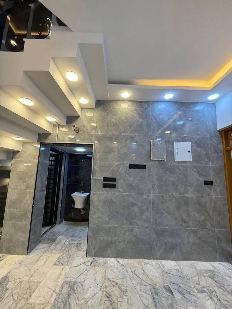 مكتب اكرم الحاتمي للعقار   ***********
==================================

دار للبيع  المساحة  120 متر طابو صرف 

حي ميسان قطاع 15 عرض الشارع 10متر

قرب شارع البوريات منطقة مميزة وهادئة
==================================
                            طابقين 

                    بناء درجة اولى VIP

الطابق الاول/ غرفة وصالة ومطبخ وأستقبال 

وصحيات داخلية وخارجية ومكشوفة وطارمة 

الطابق الثاني/ غرف عدد 2 وصالة وصحيات

البناء طابوق جمهوري والسقف صب كونكريت

قرب شارع الكيات  الرئيسي  وشارع  البوريات 

                  بناء درجة اولى VIP

                  السعر  260 مليون  

للاستفسار الاتصال بالرقم  *********** وات سآب 

او مراجعة المكتب/ عنوان المكتب النجف الكوفة 
  
   حي ميسان شارع الكيات مقابل اسواق حليم
