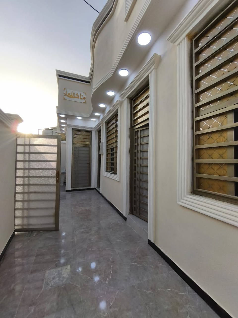 🏠 دور سكنية حديثة للبيع في البصرة - أبي الخصيب 🏠
​متوفر الآن (6) دور سكنية بتصميم عصري وبناء حديث، جاهزة للسكن الفوري.
​✨ المواصفات العامة:
​المساحة: 150 متر مربع لكل دار.
​نوع العقار: طابو زراعي (سند 25).
​حالة الدور: بناء جديد، فارغة، ومكتملة الخدمات.
​📍 الموقع:
البصرة - قضاء أبي الخصيب - شارع كوت ثوني (بالقرب من صيدلية كوت ثوني).
​🏗️ التفاصيل الداخلية لكل بيت:
​🛏️ غرفتي نوم (2).
​🛋️ صالة استقبال.
​👨‍👩‍👧‍👦 ديوان.
​🍳 مطبخ.
​🚿 مجموعتين صحية (داخلية وخارجية).
​🚗 طارمة واسعة.
​💰 السعر: 90 مليون دينار عراقي (قابل للتفاوض للجادين).
​📞 للتواصل والاستفسار:
​***********
​نرحب بزيارتكم ومعاينتكم للدور في أي وقت.
