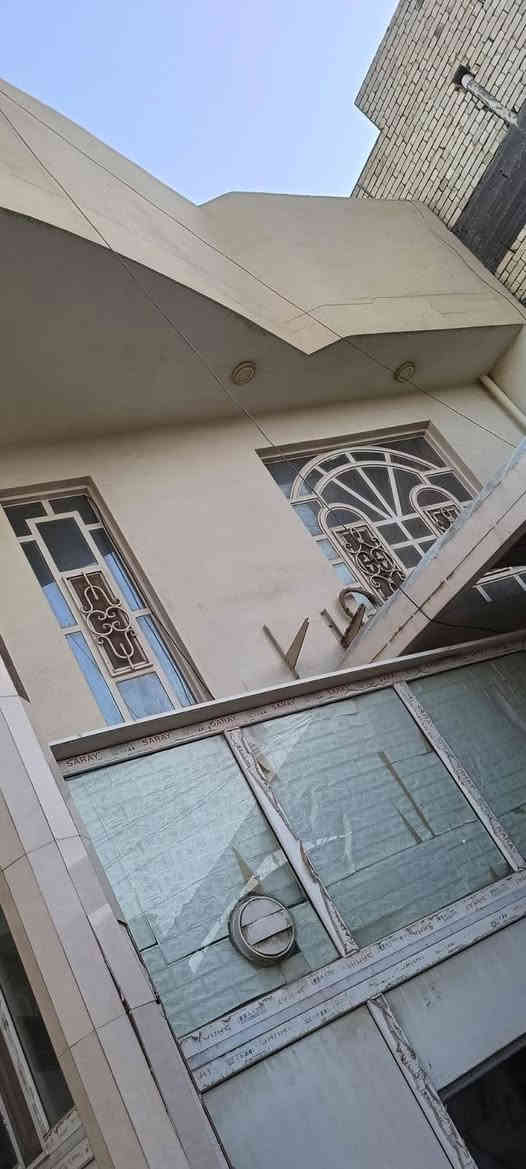 السلام عليكم       
للبيع بيت 300م واجهه 15م نزال 20م شارع 12م على ساحه وحديقه خاصه للبيت البيت طابقين صب كونكريت يحتوي الطابق الاول على غرفتين وصاله كبيره وستقبال ومطبخ وصحيات داخليه وخارجيه الطابق الثاني غرف نوم عدد 4 كبار وصاله كبيره وصحيات البيت اخو الجديد بناء جناي البيت مئجر على مكتب بوارد سنوي 23 مليون يصير 
سكن او يبقه المستئجر على وضعه حسب رغبت المشتري 
تفاصيل اكثر الاتصال على هذا الرقم ***********

موقع البيت النجف الاشرف حي العداله النجف, العراق
