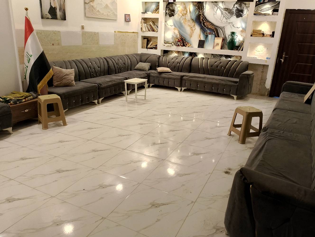 بيت لليجار او للبيع كربلاء الحر مقابل المستشفى التركي شارع محطة غاز الحر  200 متر 4 غرف نوم مع ثلاث صحيات حديقة كراج سياره بناء جديد 