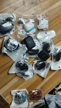 شلعة ايربود ابل الجيل الثالث او الثاني اعتقد شوف التفاصيل وقيم واخذهن ...