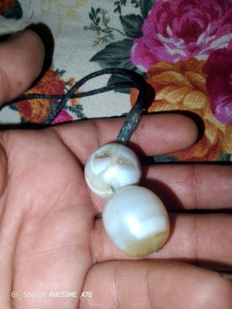 السلام عليكم  ورحمت الله وبركاتو
حبايب كل قطعه وسعرها ورجائن المو شراي والميعرفهن ليتعبني شوف وتمتع وع شرط الخرزات قديمات والخاتم داودي والثاني صياغه بدويه وتعبان عليها انتيكه فول
***********وتوثيل ماعندي مكاني بغداد الدورة
والشراي بي خير ويدلل
