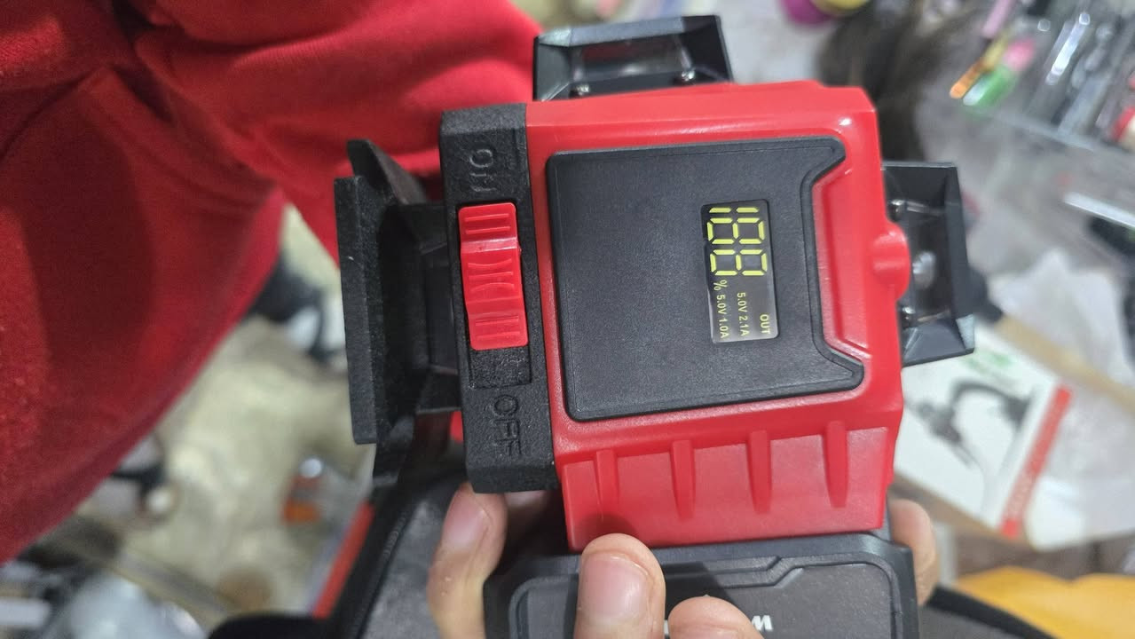 ليزر يستخدمه المهندسين وأهل البناء والديكورات وغيرهم حتى يرسمون خطوط مستقيمه ودقيقه جدا ب 
45 واتساب ***********
