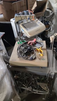 اجهزة طبية مستخدمه منوعه للبيع كامل العدد حصراً حسب الصور موضح الاجهزة...