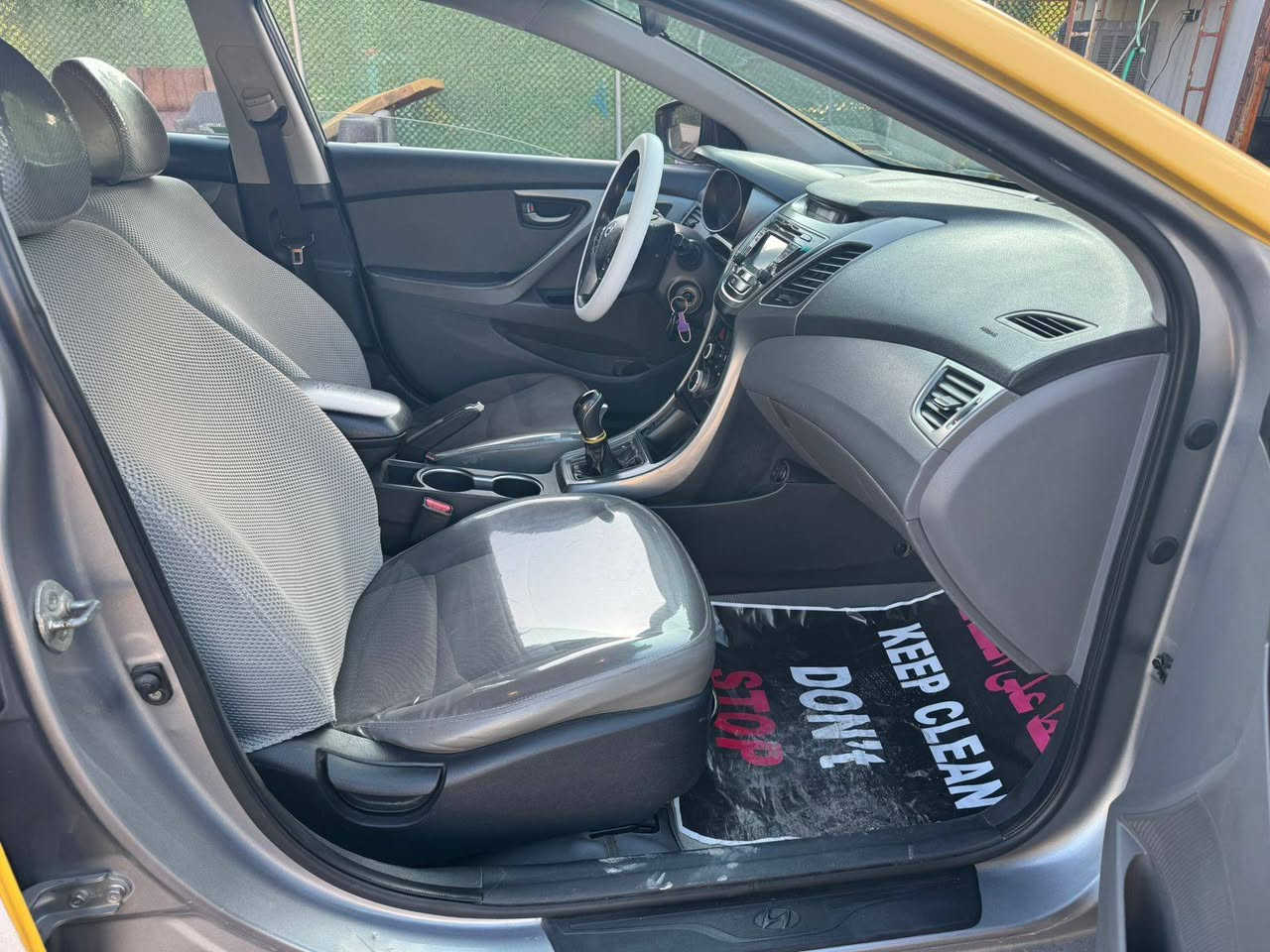 السلام عليكم لانترا وارد امريكي موديل 15 ضررهة باب السايق فقط ولباقي كفالة رقم بغداد الدولي الجديد باسمي شخصيا كير محمرك صدر تخم تاير تبريد مكان السيارة بغداد رقم تلفوني *********** ملاحضة لاتصال علة الواتساب حصرا لان السيم كارت معلق إ
