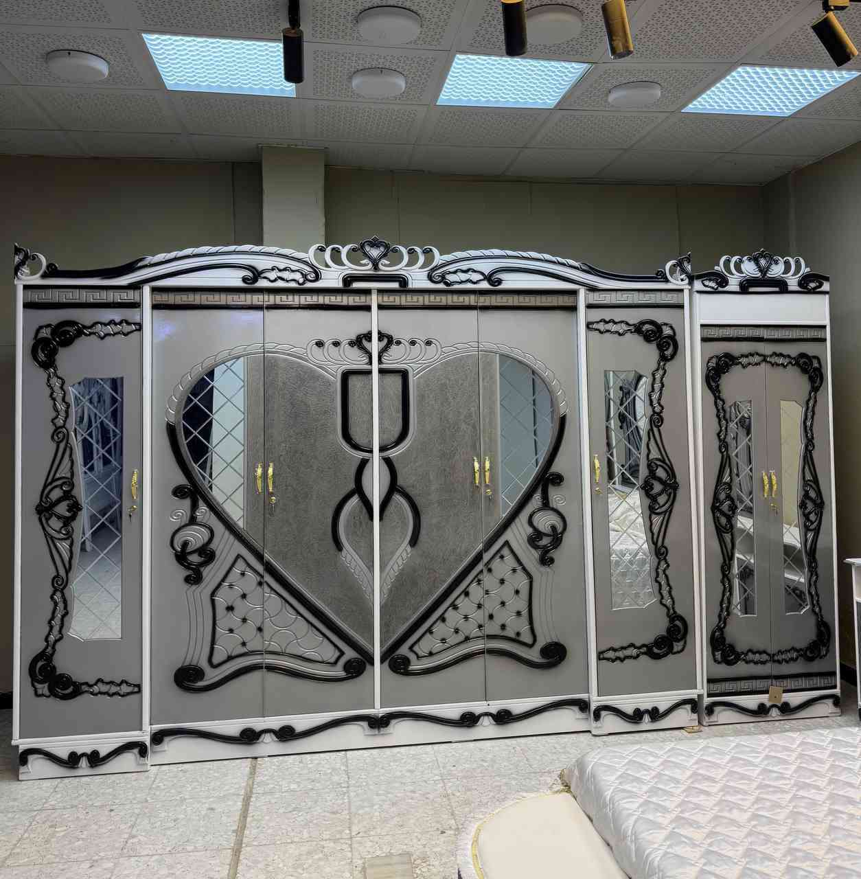 السعر مليون و200 الف دينار فقط  وبيها مجال 

سعر الشازلون الخزان 75 الف 

سعر الشازلون المقعد 50 الف 

غرفه نوم داخل معاكس خشب 3 ملم
خارج تحفير sns انديف 5 ملم

الصبغ حراري درجة اولى

6باب  متكونه من 9قطع

زاويه تصميم كنتوري بارتفاع الكنتور

السرير بلاويد اسود 6ارجل

قياس الكنتور ارتفاع 2.40 وعرض 3.20

النقل والشد مجاناً داخل بغداد 
أطراف 50

يوجد توصيل الى جميع المحافضات وباسعار مناسبه

للحجز والاستفسار مراسله الصفحة او واتساب *********** 
G
