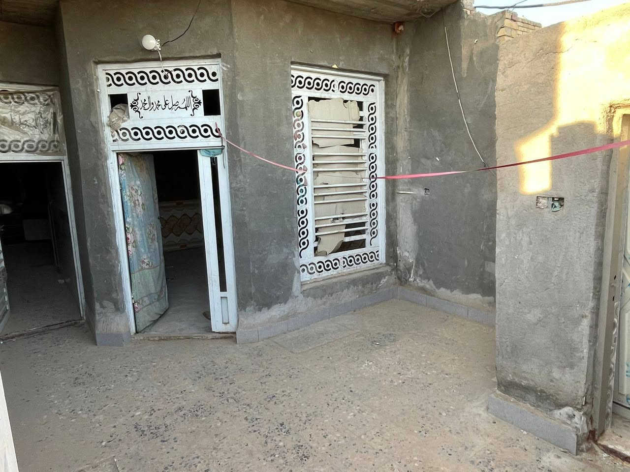 الدار للبيع في العماره حي الحسن العسكري دوانم لازم الساعدي
المساحه 125 متر 🏠 
(زراعي سند 25) يحتوي البيت ع استقبال و الصاله و مطبخ و صحيات داخليه وخارجيه و غرفه نوم البيت و الارضيه كاشي و الجدران سيراميك كل البيت  
البيت قريب ع سده ع تبليط ثاني بيت من شارع العام
(السعر 52💸) اتصل ع رقم ﴿***********﴾
