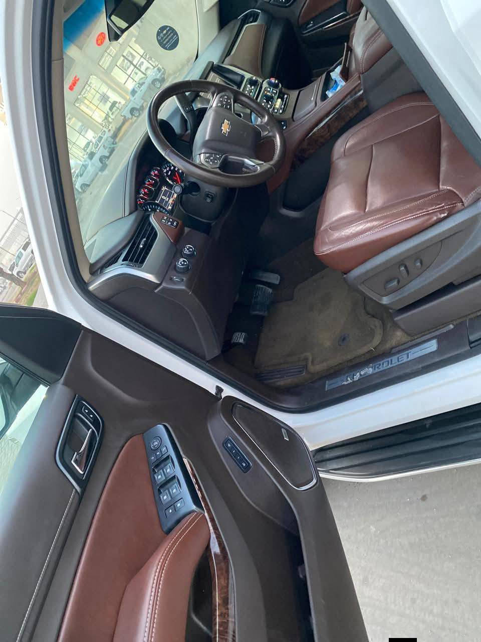 سلام عليكم شوفر ليت تاهو موديل 2015 خليجي وكالة المنصور فول موصفات 
واحد ع واحد LTZ 
رقم سنويه كله جديد 
كفاله عامه ضربه وصبغ وتبديل 
ماشيه 113KM
السعر 280. وبيها مجال 
رقم الموبايل. ***********
