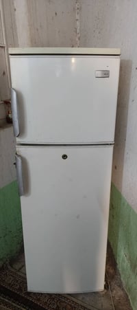 ثلاجه نوعهأ مثل ماواضح بل صوره قيم واخذهأ ملاحضه الثلاجه بس الفوك ثلج ...