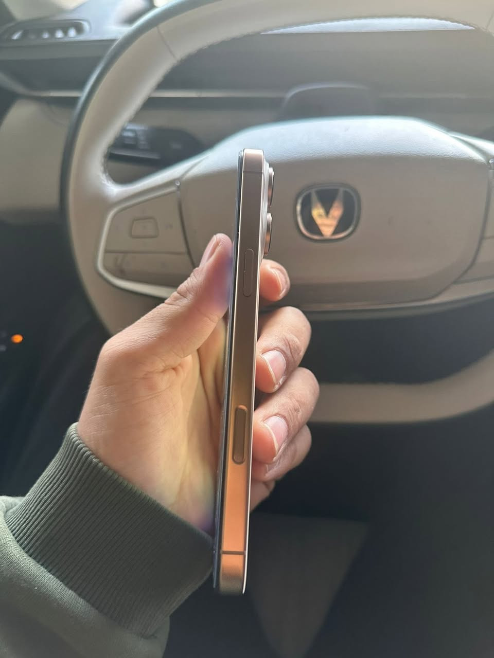 ⸻

📱 للبيع: iPhone 16 Pro Max
✅ السعة: 256GB
✅ البطارية: 100%
✅ النسخة: عربي / شرق أوسط
✅ الحالة: نظيف جداً
ℹ️ ملاحظة: مبدل شاشة فقط (يشتغل طبيعي بدون أي مشاكل)

💰 السعر: مليون قفل
📍 التسليم يد بيد
❌ لا مراسلة لغير الجادين
***********
