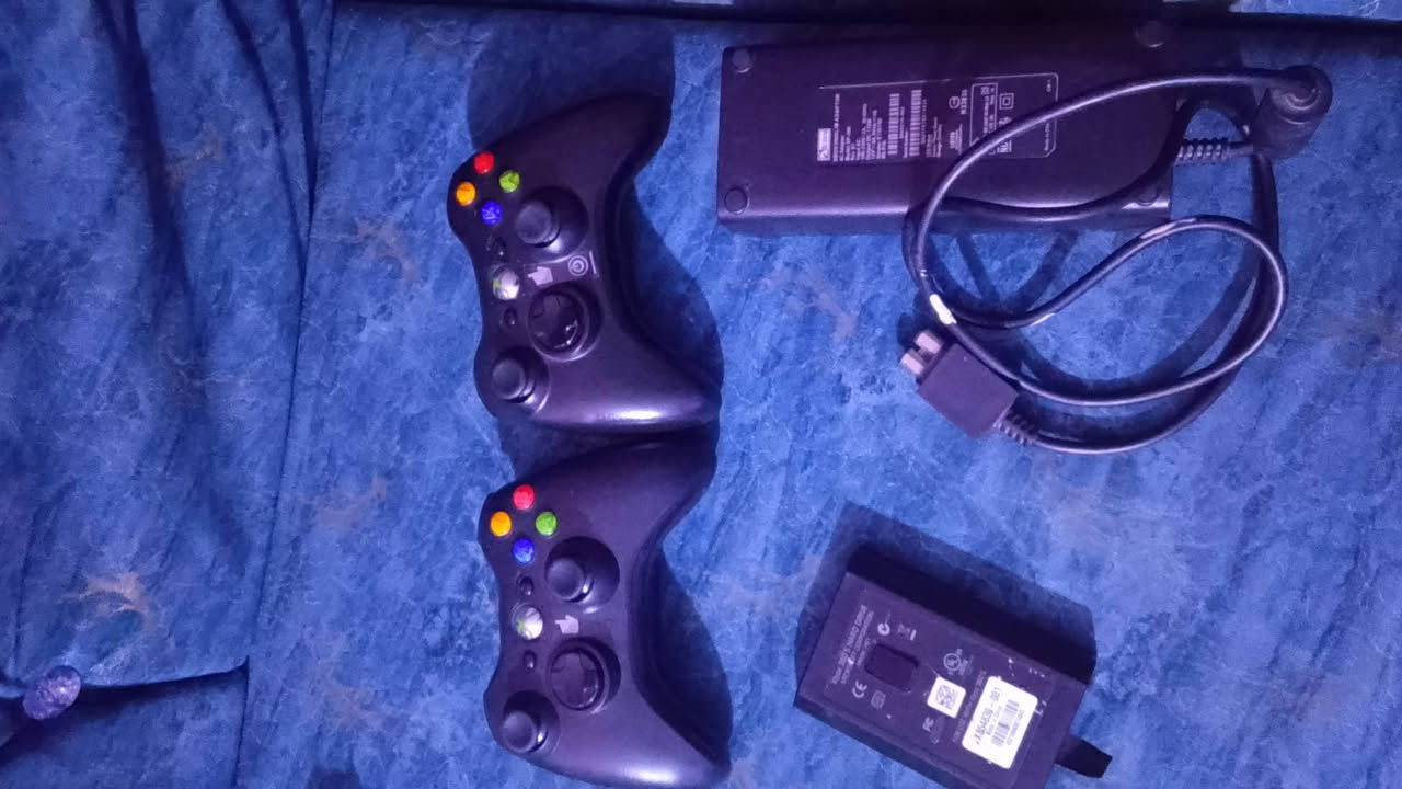 إكس بوكس 360 كامل ملحقات معه هارد 256 كيكأ ويا محوله وجوستاكت جدد جهاز جهاز شغال بس ما يعرض على شاشا ماعرف شنو عطله ابيعه فحم ملحقاته كلهن شغالات مكاني بغداد حي النصر *********** السعر 40 قفل
