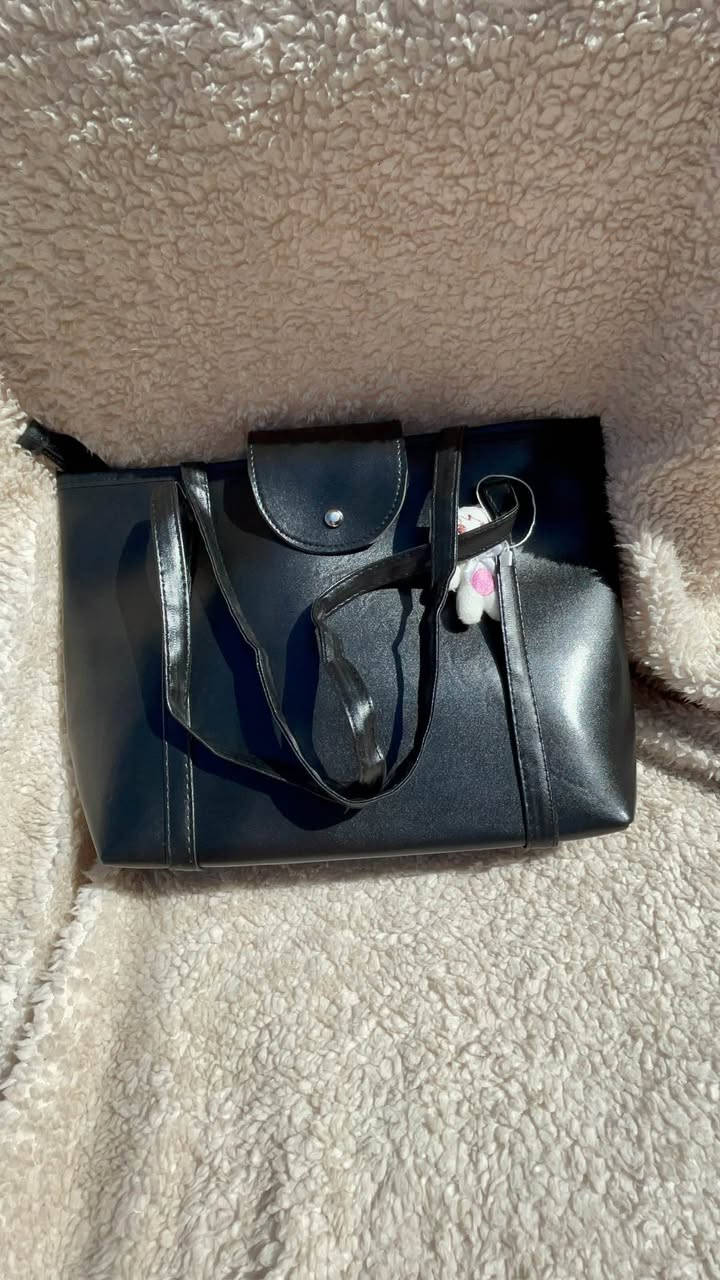 سعر فقط 6 آلاف 🔥🔥
جنطة جلد خامة مرتبة وأنيقة ✨

ستايلها راقي وتناسب كل الطلعات 👌
خفيفة وعمليّة وتتحمل الاستخدام اليومي 💼🤎
شكلها يخبل وتضيف لمسة فخامة لأي لبس

التوصيل 3 آلاف لكل المحافظات 🚚
للطلب والاستفسار 📞 ***********

العدد محدود يابنات لا تفوتكم �
