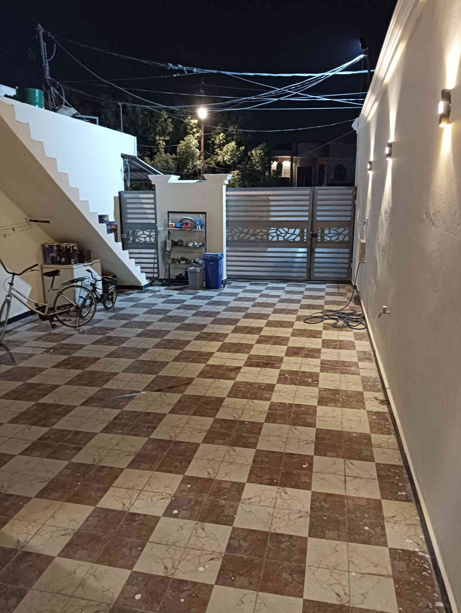 السلام عليكم.....
بيت للبيع طابو صرف بناء حديث ٢٠٢٢ بحي الامام حي الضباط الاولى سنتر بشارع الكابينات مساحته ٤٠٥م واجهه ١٨ ونزال ٢٢.٥طابقين ويحتوي على ثلاث محلات تجارية مؤجرة ماعدا شقة غير كاملة.علما ان جميع زجاج البيت مقاوم للكسر.عرض الشارع ٢٠ متر
الطابق الارضي/غرفتين نوم وكلدور وصالة ومطبخ ومجمع صحيات داخلية وخارجية وكراج سيارات وحديقة 
الطابق الثاني/ثلاث غرف نوم وكلدور ومجمع صحيات 
للاستفسار الاتصال على الرقم/ ***********
