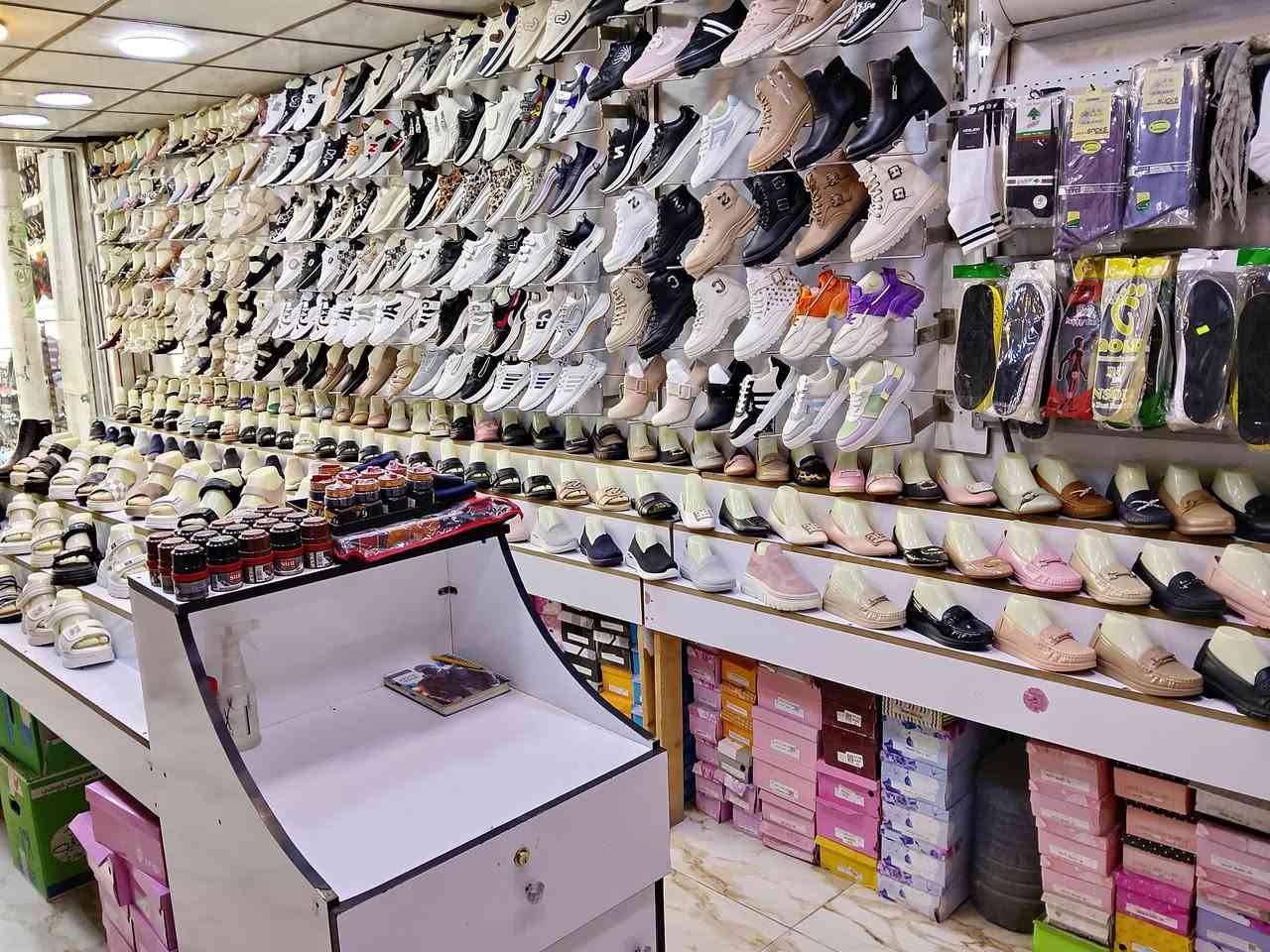 محل احذية للبيع ابيع ديكور فقط  او ابيعة كامل هوة والبضاعة من كلشي متروس بضاعة اعلان ضوئي وجامخانة وسقيفة كيسبان منضومة كاميرات شاشة بلازما سبلت 2 طن ميوزة mdf المحل جاهز من كلشي  انارة فول 

للأستفسار ***********
