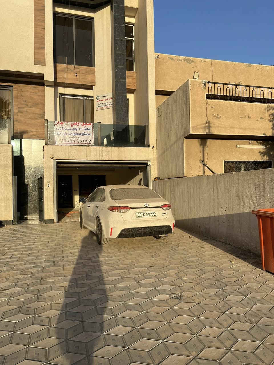 للإيجار 
طابق ارضي باليرموك المربع  الذهبي 
مساحه 210 غرفتين وصاله وكراج وخدمات 
يصلح مذخر او. مخزن  او مشروع  
الاتصال ***********
