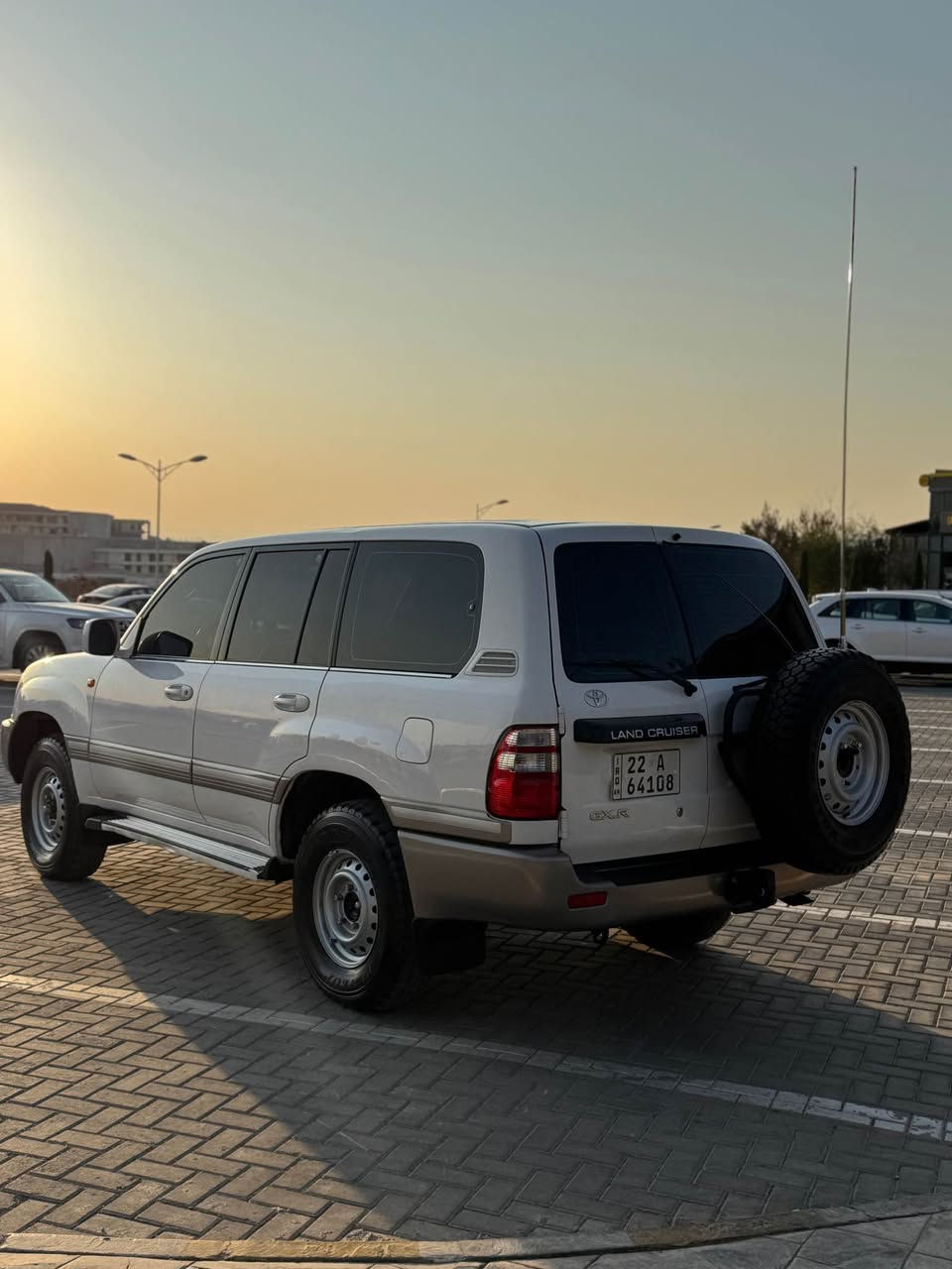 بسم الله الرحمن الرحيم 
مۆنیکا ٢٠٠٣  سێ روبع 
سپێر لە کۆڵ، سەلاجە، جام کارەبا، تەبرید مەرکەزی 
سەیارەکە نموونەیە و زۆر جوانە تەنها ٢ چەمەلەغی پێشەوەی بۆیاخە بێ ناوگرتن هیچ ناوی نەگرتووە و شوێن لەزگەکانی کارتە و هیچی تری نیە 
دەبڵ ئەکسل، گێر و مەکینە و تەبرید و کارەبای و هەموو گیانی بەشەرتە ڕەقەم و سەنەوی تازەیە تا ٢٠٣٠ بە ناوی خۆمانەوەیە 
نرخی ١٧٨ گەڵا و مەجالێکی کەمی تیایە
 
0770 798 4444 
0770 240 4060 السليمانية, العراق
