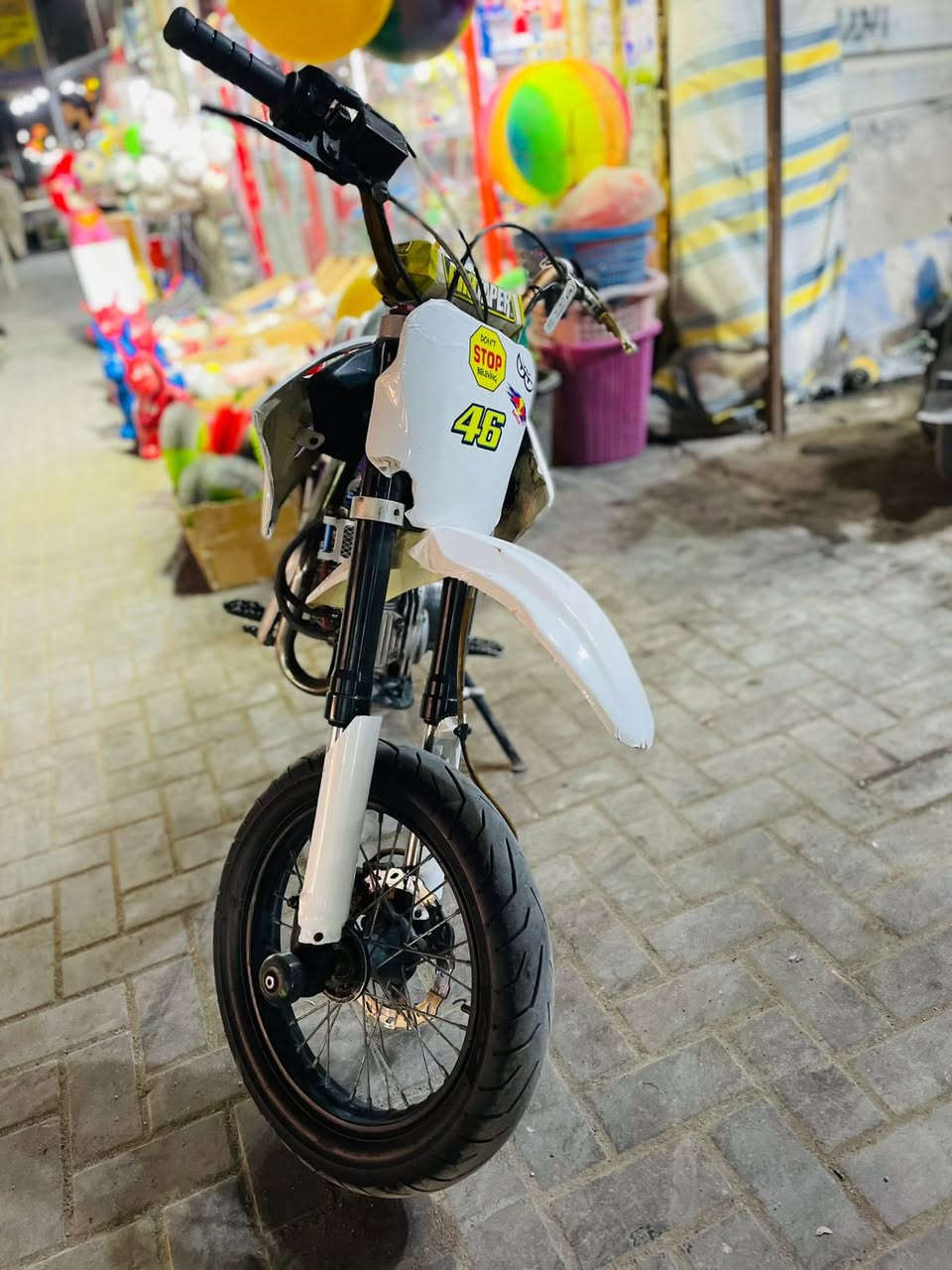 قفاز نضيفه وحلوه صوت رياضي قراضها كله متوفره ماتحتار بشي اله للبيع او مراوس حسب القناعه مكاني بصره تنومه ***********
