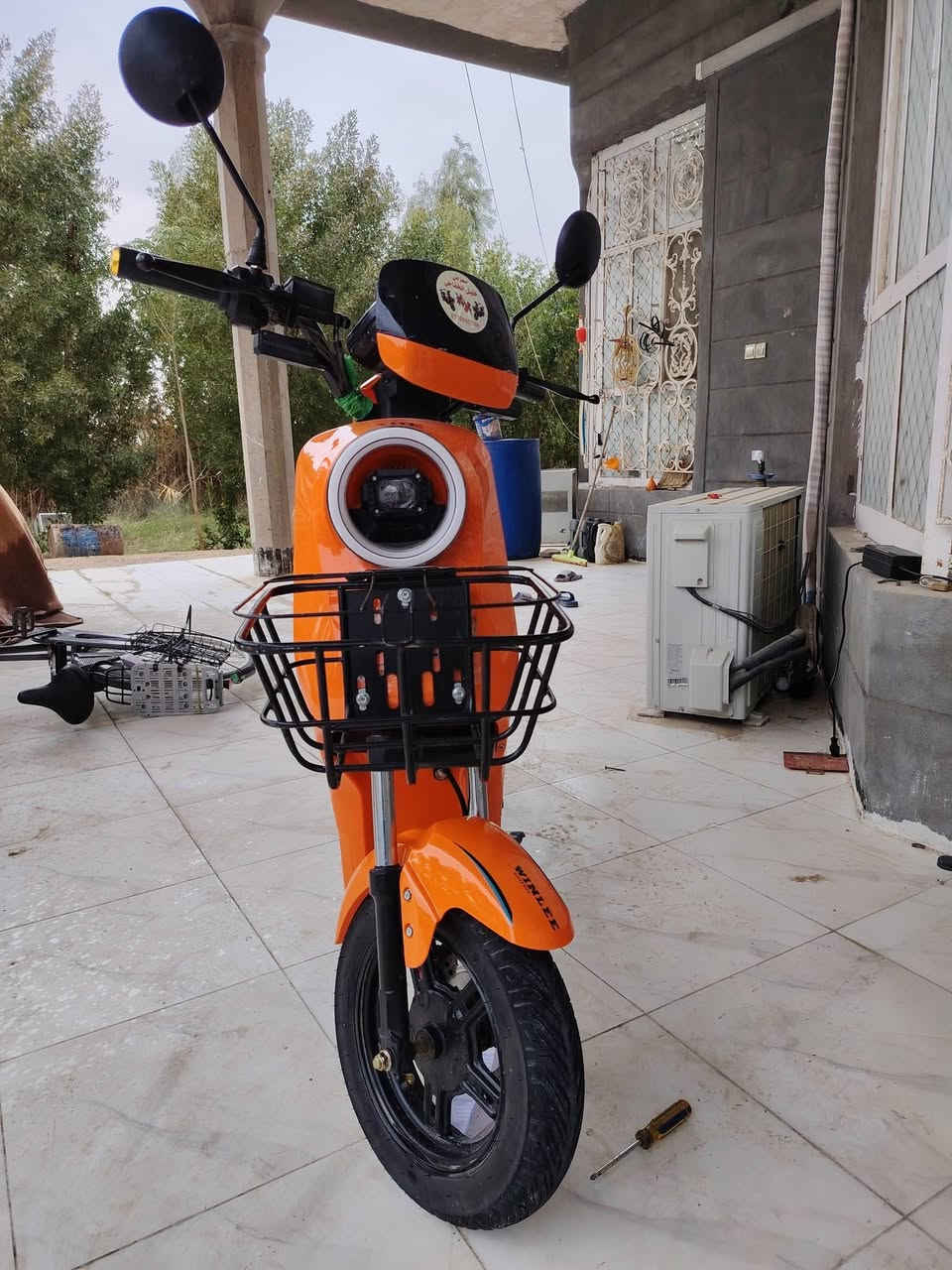 🔴 للبيع دراجة شحن R9 ونلي موديل 2026
الدراجة استعمال شهر فقط، بحالة ممتازة مثل الجديدة وما بيها أي عطل.
✔️ بطارية أصلية قوية وشحنها طبيعي.
✔️ المشي ثابت وسلس.
✔️ المكينة نظيفة وما مصروفة.
✔️ الهيكل خالي من الكسر أو اللحام.
✔️ الإطارات بحالة جيدة.
✔️ الفرامل تمام.
✔️ الإنارة والإشارات شغالة.
✔️ ما محتاجة أي تصليح.
✔️ مكفولة وجاهزة للاستخدام اليومي.
مناسبة للشغل والتوصيل والحمل الثقيل.
✔️بصمه تشغيل عن بعد +كارت  +تقفل ستيرن وبيه جهاز  انذار 📞 الاتصال: ……***********  المكان: ……بأبل الشوملي 💰 السعر: ……625
