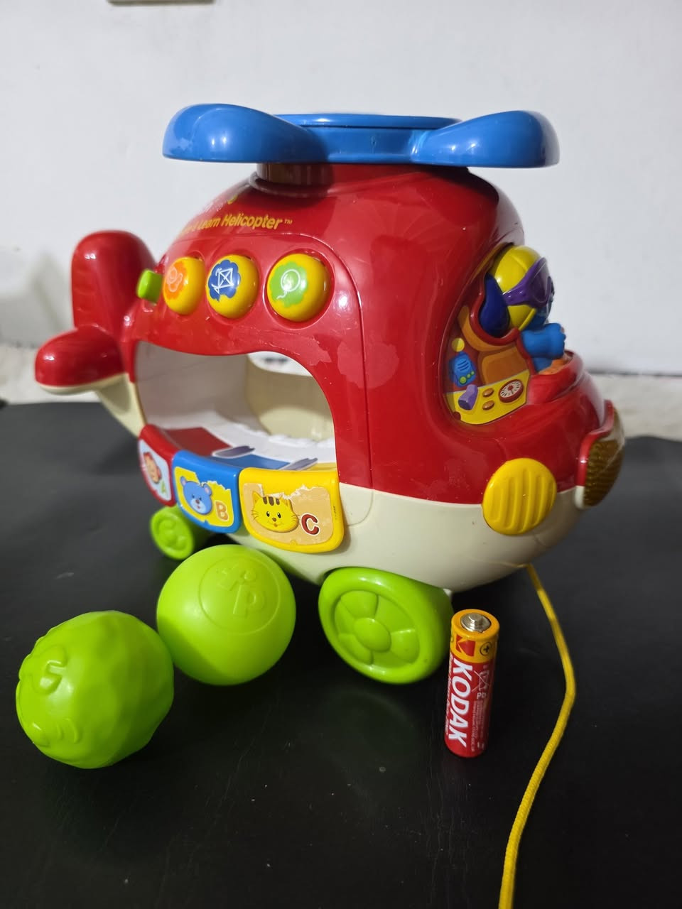 طائرة هليكوبتر "Explore & Learn" من إنتاج شركة VTech. 
وهي لعبة تعليمية مصممة للأطفال في مرحلة ما قبل المدرسة لتطوير المهارات الحركية واللغوية.أهم مميزات اللعبة:التعلم التفاعلي: تحتوي على أزرار ملونة لتعليم الحروف (A-B-C)، والأرقام، والألوان، والحيوانات.كرات اللعب: تأتي مع كرات ملونة (تظهر في الصورة) يتم وضعها داخل الطائرة، وتستجيب اللعبة بأصوات عند إدخالها.اللعب الحركي: مزودة بعجلات وخيط للسحب، مما يشجع الطفل على المشي والحركة.تأثيرات صوتية: تحتوي على مروحة دوارة وأغاني وأصوات طائرة واقعية.


**إذا كنت صاحب هذا الإعلان وتريد حذفه لأي سبب، رجاءا أرسل رسالة إلى الدعم الفني**