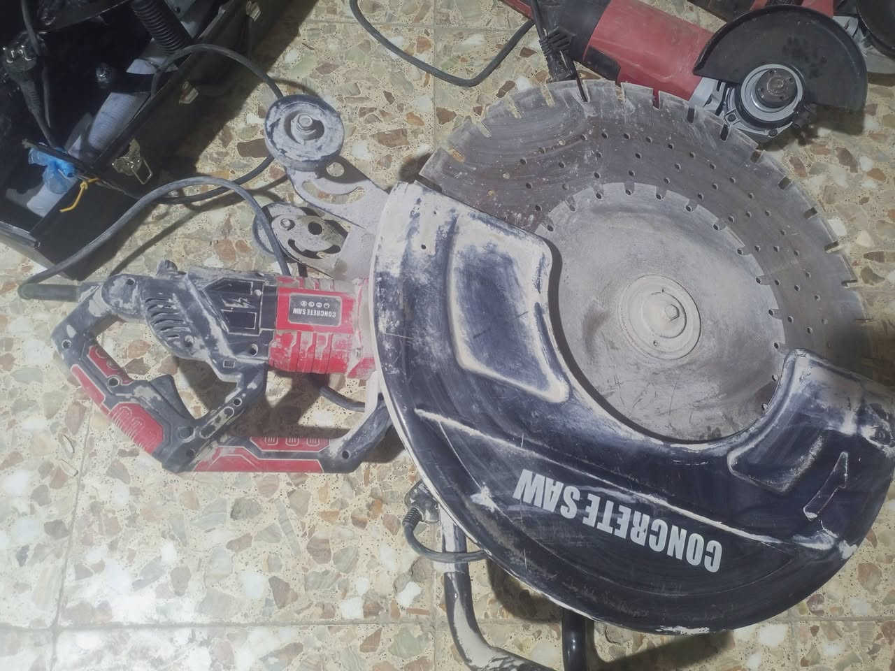 كلهن 600 الف ابيع شلعة وحدة
قاطعة صب 
كوسرات عدد 2 حجم كبير 
ماكينة لحام 160 امبير اصلية 
جك همر اسود عدد 2 . ستعمال شهر 
ام قصر


**إذا كنت صاحب هذا الإعلان وتريد حذفه لأي سبب، رجاءا أرسل رسالة إلى الدعم الفني**