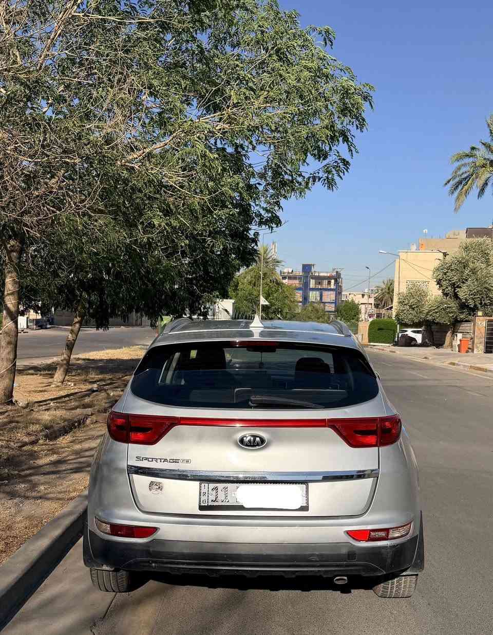 KIA SPORTAGE
كيا سبورتج 2017 
نص فول 
تبريد قطعتين امام وخلف ثلج 
رقم بغداد الجديد باسمي 
حادث جاملغ وبنيد
تصليح بقبغ الجنطه على كد شبر 
محرك وكير ممتازات 
تبريد ثلج 
كامره وحساسات 
السعر 134 ورقه ومجالها جدا بسيط 
مكاني بغداد منصور
رقمي ***********
