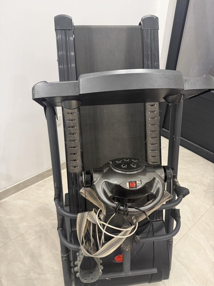 السلام عليكم جهاز ركض للبيع نضيف شغال اي ضرر مابي السعر 350وبي مجال للاستفسار ***********
