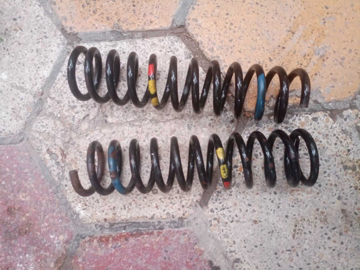 السلام عليكم 
لويات دب 4سلندر للبيع مال كصه 
سداسيه كوبلن دب 4سلندر
اسطاب اكسل ام عيون ايسر 
شاشة ام عيون شغاله كامله 
عينة دب محرك 4بدون رون ساعه 
***********
