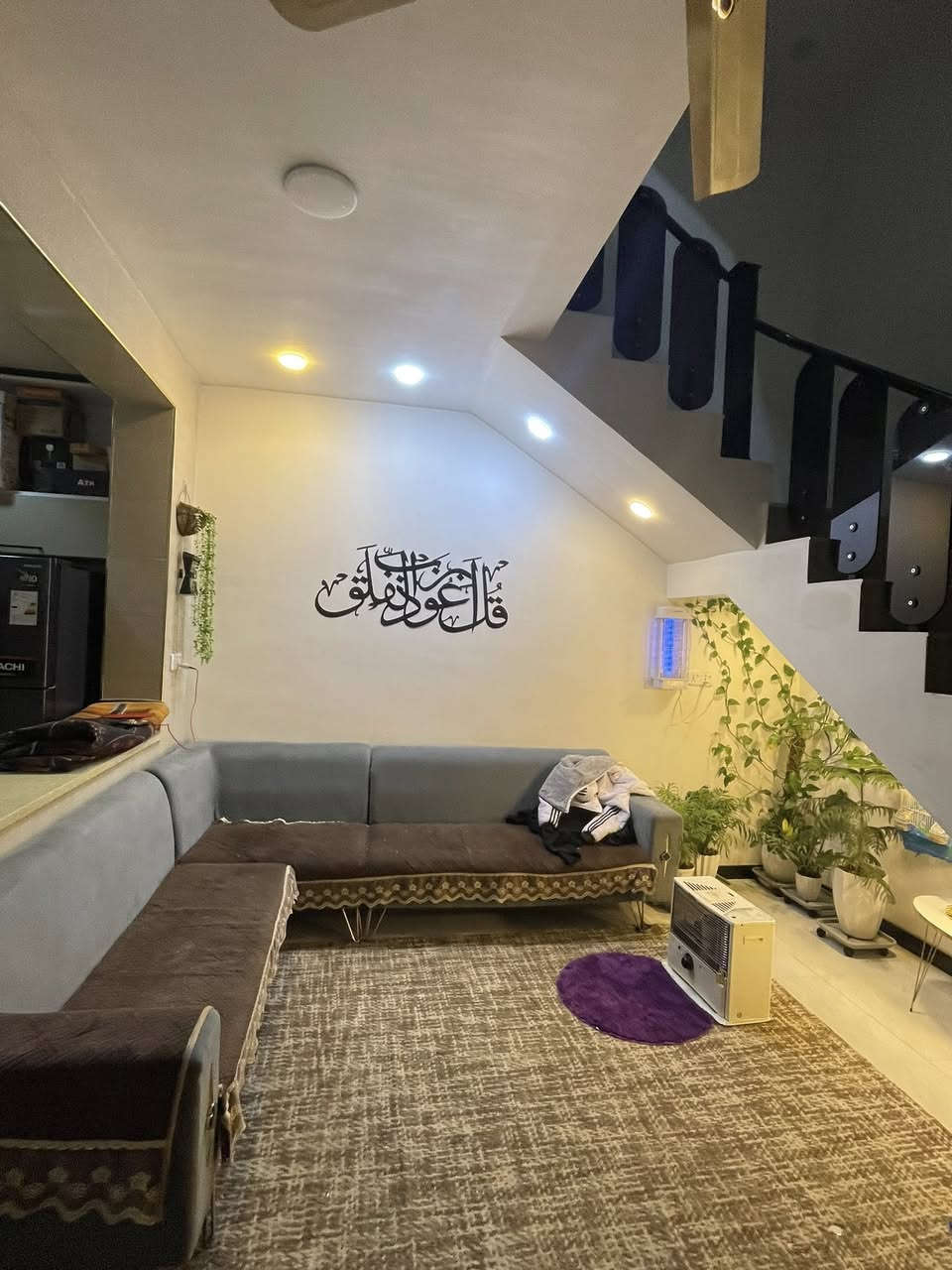 يت للبيع في الدوره زراعي الملا شارع شيخ حيدر يتكون من ثلاث طوابق ٤ غرف نوم صاله كبيره وحولي و٣ مطابخ و٤ حمامات صحيه علماً مساحه البيت ١٠٠متر واجهيه  ٦ال ربع  نزال ١٨متر للستفسار مع صاحب الدار *********** موقع الدوره زارعي الملا شارع شيخ حيدر
