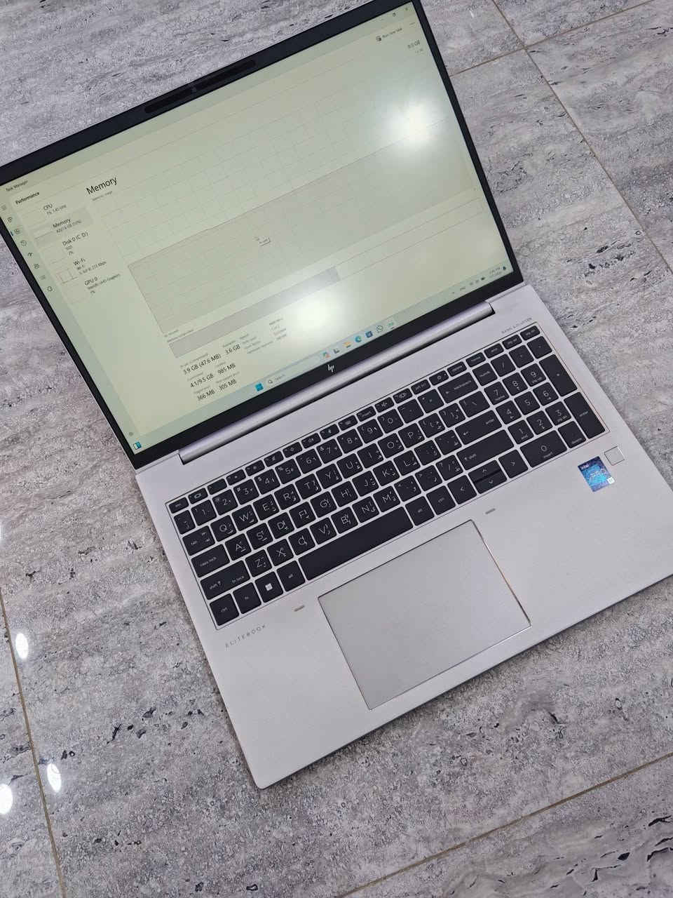 🔥💻 فخامة الفئة العليا (EliteBook) تجتمع مع الأداء الجبار!
​للمحترفين، المبرمجين، ورجال الأعمال 👨‍💻💼.. نقدم لكم اللابتوب الفاخر HP EliteBook 860 G10 بمقاس 16 بوصة. جهاز مستخدم بنظافة فائقة جداً (فوق الممتاز وبحالة الوكالة 💎)، يتميز بتصميم "سوبر سِلم" نحيف، وغلاف معدني يجمع بين الأناقة المطلقة والمتانة! 🌟
​📊⚙️ المواصفات الفنية الشاملة:
​📌 الموديل: HP EliteBook 860 16-inch G10 Notebook PC.
​🧠 المعالج: Intel® Core™ i7-1365U (الجيل 13 الأحدث) – أداء جبار ينجز المهام الثقيلة بكل سلاسة، مع استهلاك ذكي وموفر لطاقة البطارية ⚡🔋.
​🖥️ الشاشة: عملاقة بمقاس 16 بوصة وبدقة عالية (1920×1200) – مريحة جداً للعين، ومثالية لتعدد المهام والتعامل مع المستندات الضخمة 👀✨.
​🚀 الذاكرة (RAM): 8GB DDR5 – تمنحك استجابة صاروخية وسلاسة تامة، مع إمكانية الترقية مستقبلاً 📈.
​💾 التخزين (SSD): 256GB NVMe – سرعة إقلاع فائقة ونقل بيانات في لحظات معدودة ⏱️✈️.
​🛡️ نظام التشغيل: Windows 11 Pro الأصلي – مفعل بالكامل ومزود بأعلى مستويات الحماية والأمان لبياناتك وأعمالك ✅🔒.
​💰🔥 السعر حصري ومميز: 750٫000 دينار عراقي فقط! 🏷️💵
​🏃‍♂️📞 لا تدع الفرصة تفوتك! للحجز والاستفسار:
تفضلوا بزيارتنا في مكتب اليسر لأجهزة الحاسوب (بغداد - شارع الصناعة)، أو تواصلوا معنا عبر:
​📩 إرسال رسالة خاصة للصفحة.
​📱 الاتصال المباشر على الرقم: ***********
