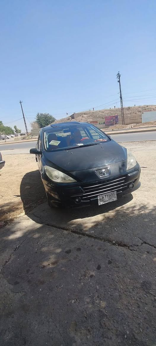 سلام عليكم اخوان بيع فقط
بيجو مديل 2006 
رقمها بغداد باسمي شرط الوكاله والتحويل 
محرك كير شرط 
كير توماتيك 
كابون الجديد باسمي 
صبغ بدون دواخل ٣ قطع فقط 
طخم تاير جديد عليها 
شاشه سستم سماعات بيها 
سياره مرتبه داخلها كلش حلو سياره مال ببت 
مكان السياره موصل شقق الخضراء 
سعرها 48 $ بيها مجال بسيط 
***********
