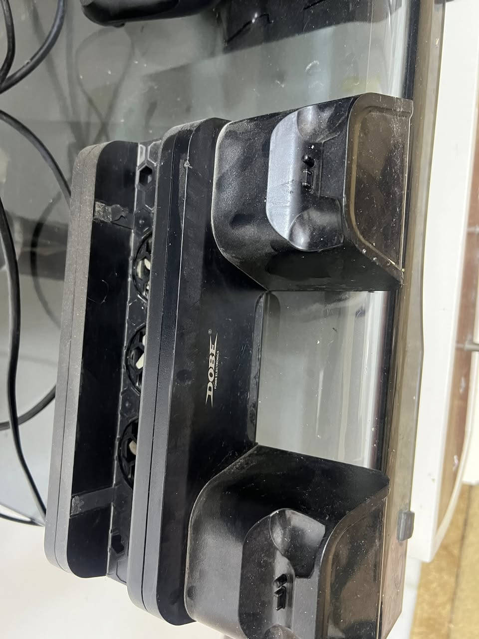 بلي فور سلم 1 تيرا مهكر بواسطة قرص التهكير ملحقاته جوستكين واحد بلادي والثاني تجاري و UBS بالاضافه الى قاعدة شحن اليدات و ثلاث اقراص وبي خمس اللعاب مثل ما موضح بالفديو البلي مفتوح من اشتريته والبلي كلش نضيف حته الكارتونه موجوده مكاني بالكاظميه والسعر 350 الف وتعال وتدلل الرقم ***********
