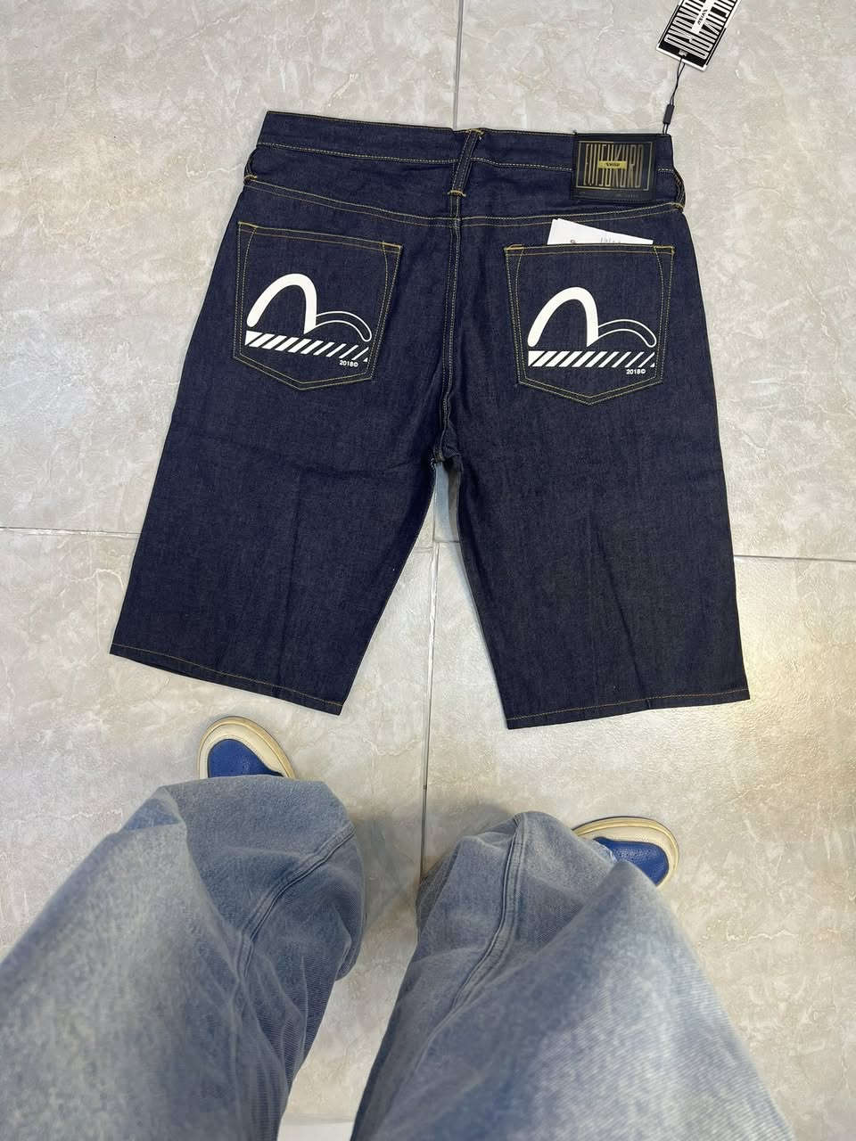 برمودة EVISU
صنع اليابان JAPAN
اقوى خامة جينز ممكن تلگاها بحياتك مستحيل اكو مثل هيچ خامة
نظيفة بالليبل 
قياس 34


**إذا كنت صاحب هذا الإعلان وتريد حذفه لأي سبب، رجاءا أرسل رسالة إلى الدعم الفني**