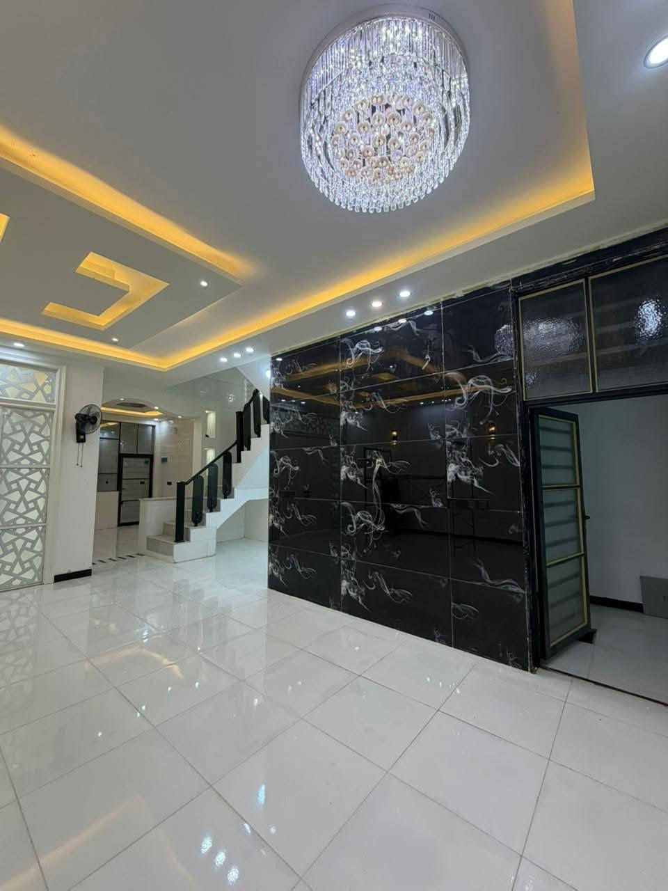 بيت للبيع 150متر بل خط اول شرط
بيت على شارع المطار مقابيل ملحق القريه ماء وكهرباء واتبليط الحد باب بيت طابو زرعي سند 25 بناء طابوك جمهوري صب كونكريت سيراميك بورسلين ثقيل الاستفسار خاص او اتصال على رقم تالي *********** أو

*********** أو تساب احجز بيتك يم مكتب الزهور عنون المكتب عمود303 على شارع المطار
