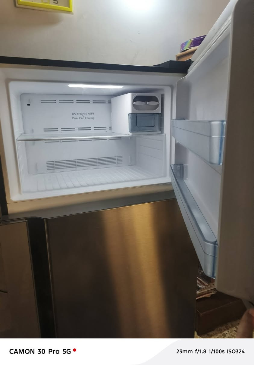 السلام عليكم للبيع ثلاجه حديثه نوع هيتاشي الحجم ١٨ اخت الجديده وابحث عليه وشوفه مواصفاته مأخذينه مليون ١٦٠ الف ورايدينه ٨٥٠ ثلاجه اخت الجديده العنوان حي اور للتواصل ***********
