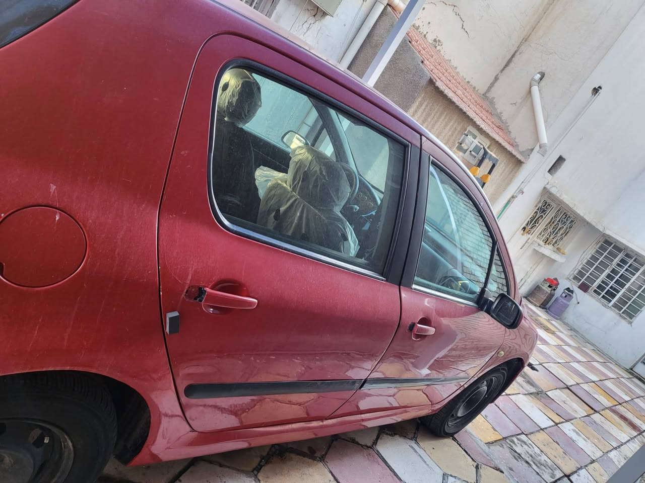 للبيع بيجو موديل 2007 العنوان بغداد الاعظمية السعر 50 وبيها مجال للشراي الإتصال ***********
