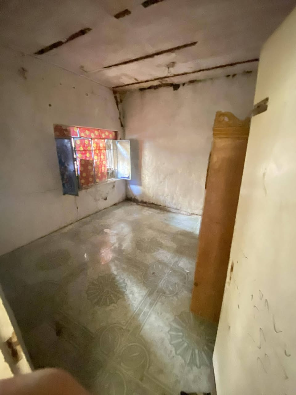 موقعه يم مجمع سعيد خامس بيت بيت مساحته ٨٧ خلفيه يعني اكبر من نص والممر متر والجوه ٨مترات عرض ونزالها ٩ ونص المكان مجمع سعيد خامس بيت مساحه ٨٧ السعر ٧٥ وبيه مجال


**إذا كنت صاحب هذا الإعلان وتريد حذفه لأي سبب، رجاءا أرسل رسالة إلى الدعم الفني**