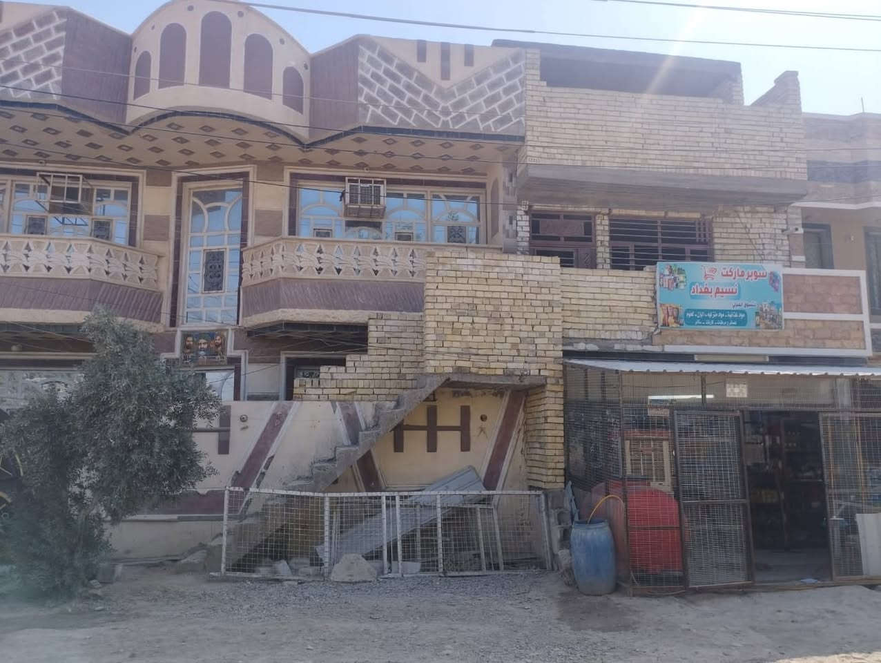 ***********

 #للبيع بيت مع مشتمل ومحل ركن

 الضباط – سبع البور

قريب من مستشفى سبع البور، مجاور جامع محمد قدوتنا، شارع تجاري

 المساحة 225 م²

بيت 150 م² + مشتمل ومحل 75 م²

واجهة 15 م × نزال 15 م

 البيت: 6 غرف، صالة، مطبخ، 2 صحيات

 المشتمل: صالة، مطبخ، 2 صحيات، غرفة سويت (نقص تشطيب)

 المحل: غرفة ومخزن

 #السعر: 270 مليون قابل للتفاوض
