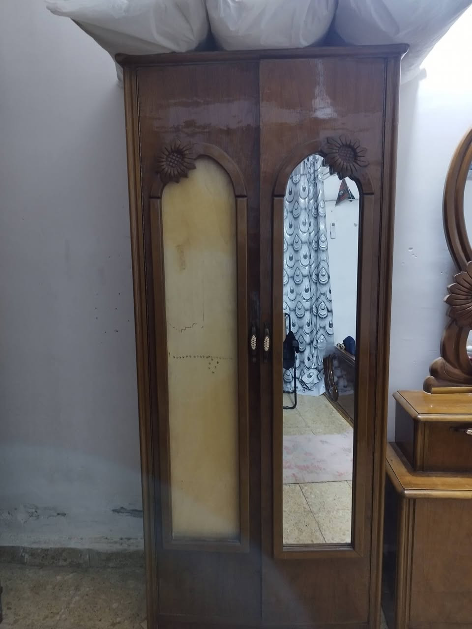 السلام عليكم  غرفة اخشاب عراقيه للبيع
تسكام درجه اولى بس الزاوية مرايتهه نكسرت  يعني تتبدل 
قبل فترة اخذتهه والله مايخسر الياخذهه نظافة فول 
السعر 1400 وبيها مجال  وهذا رقمي ***********
